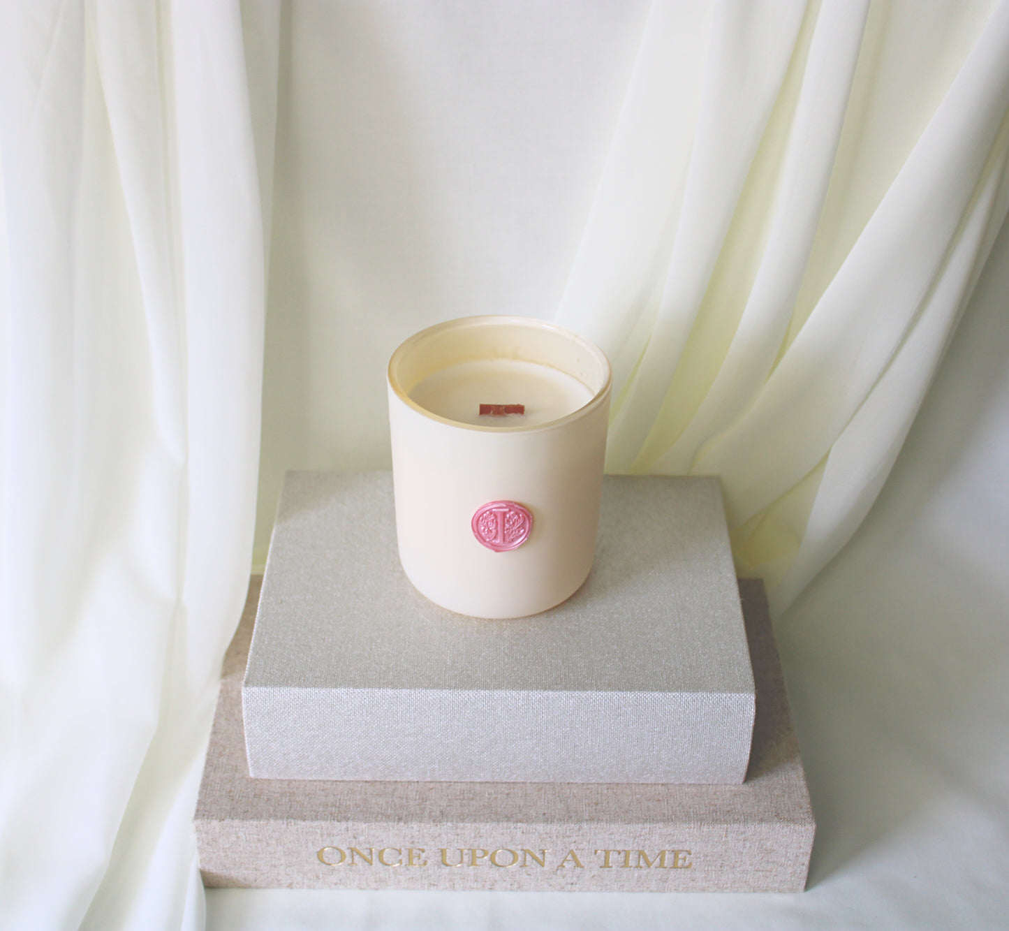 Strawberry Kiss – 100% Hand-Poured Soy Wax Candle with Crackling Wood Wick